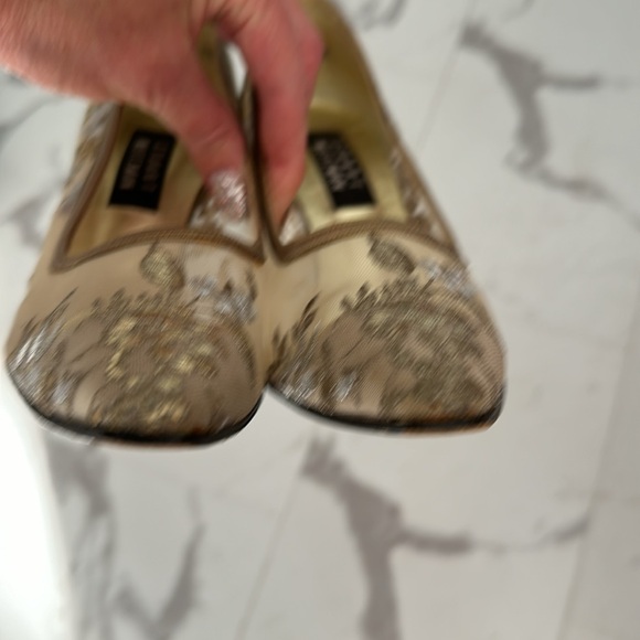 Women’s Vintage Stuart Weitzman Gold Flower Thick heel Sz 8 1/2 - Picture 7 of 11